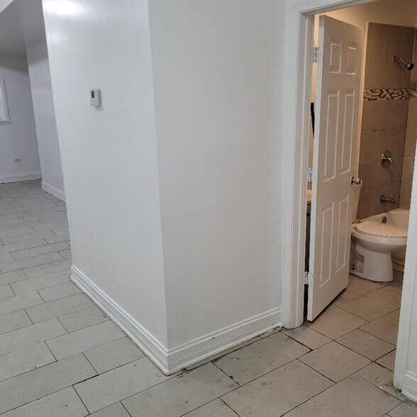 Building Photo - 6751 S Clyde Ave