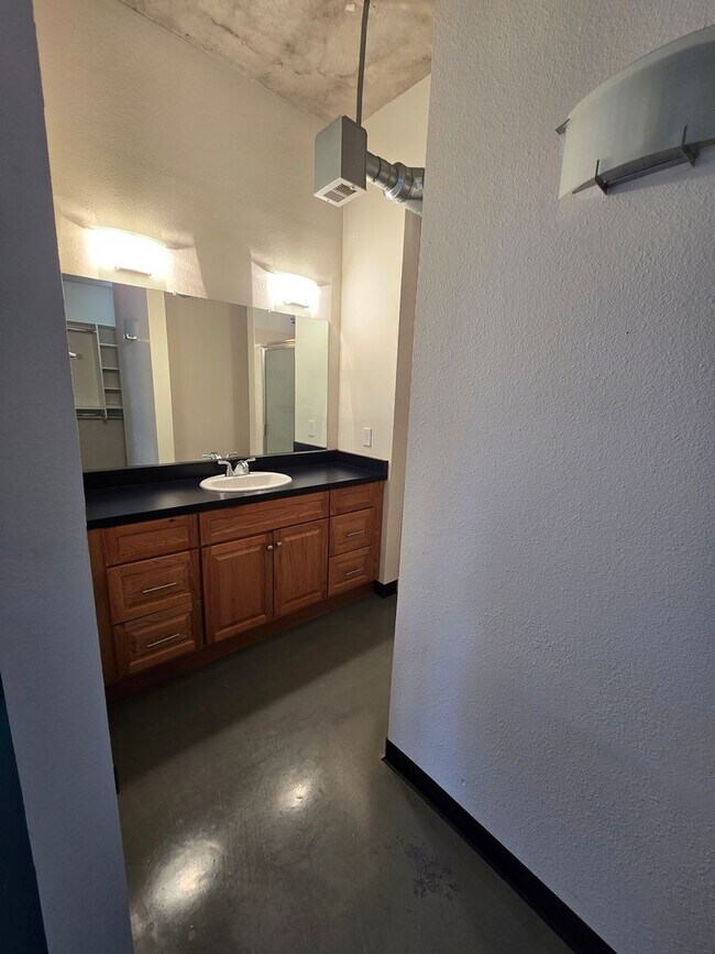 Building Photo - Beautiful 2BR , 2BA 2nd floor loft in East...