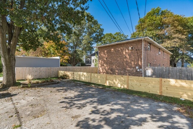 Building Photo - 721 Reinhard Ave