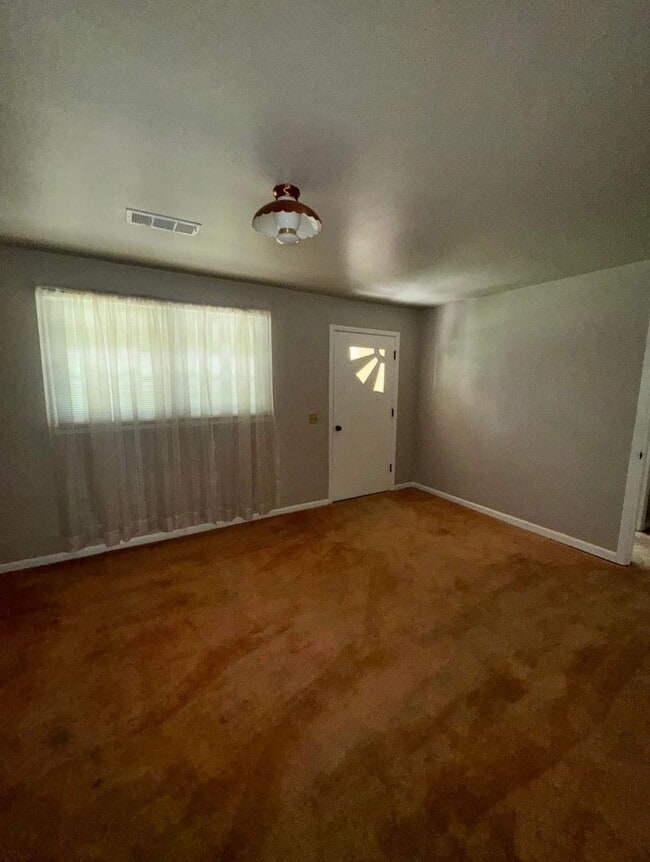 Building Photo - 3 Bed 2 Bath Brick Home