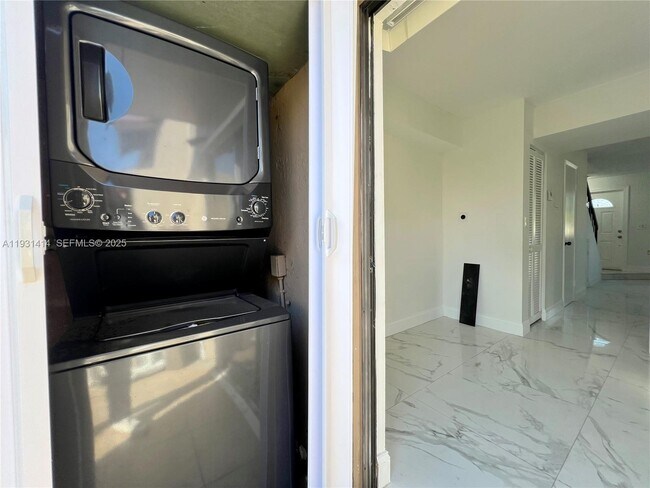 Building Photo - 1909 SW 107th Ave