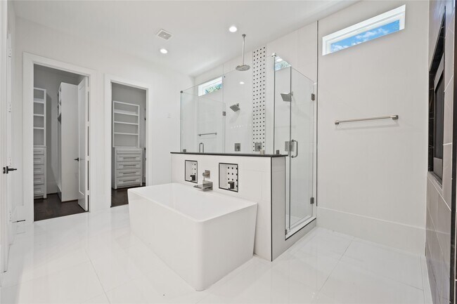 Building Photo - 2310 Althea Dr