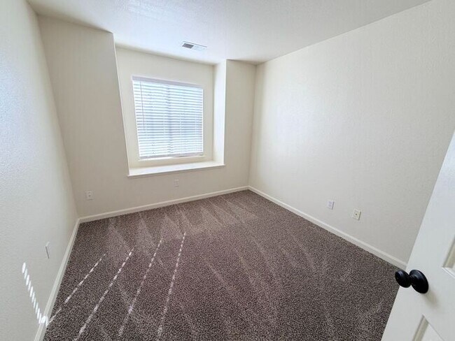 Building Photo - NW Reno Two Story - Beautiful Finishes with Mountain Views