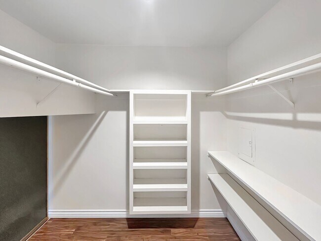 Building Photo - Amazing 2BR/2BA in the heart of UTC! Parki...