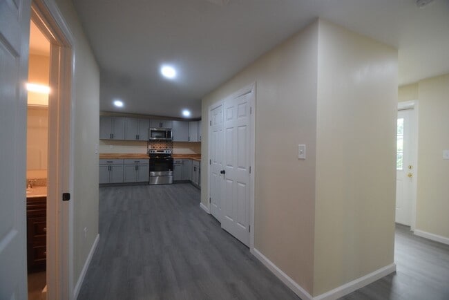 Building Photo - Updated and Charming 3 Bedroom 1.5 Bathroo...