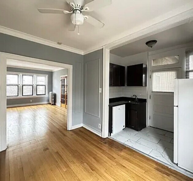 Building Photo - 1321 W Estes Ave