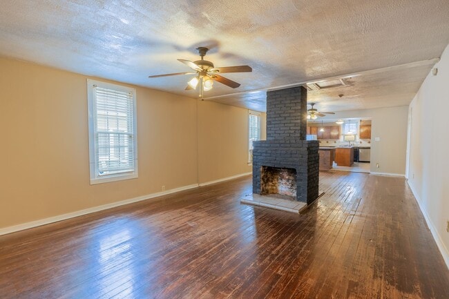 Building Photo - 1 bed, 2 Bath, w/ bonus room, centrally located and convenient to downtown!