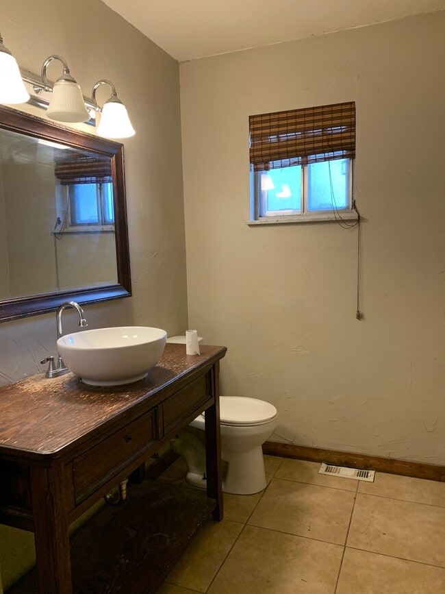 Building Photo - 3 Bedroom, 2 Bath Ranch Home with 1 Car At...