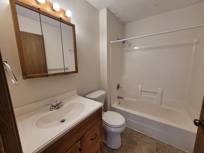 Building Photo - Great Marion Location. 2 bedroom 1 bath, h...