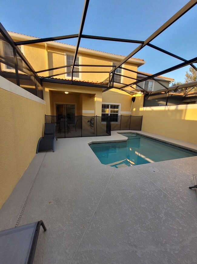 Building Photo - Fully Furnished 4 bed 3 bath with Pool in ...