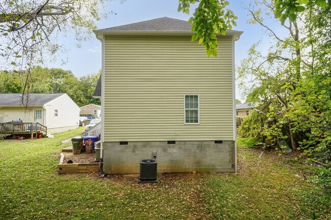 Building Photo - 616 Middle St