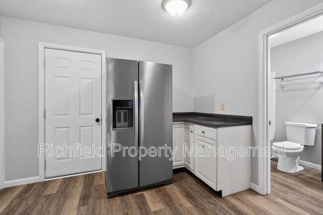 Building Photo - 1260 Lincoln Dr