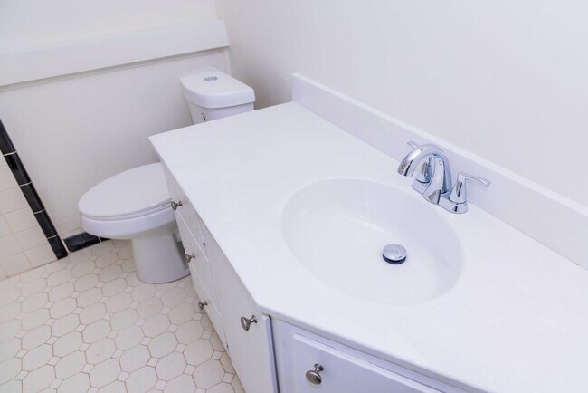 Building Photo - 700 Grove Ave