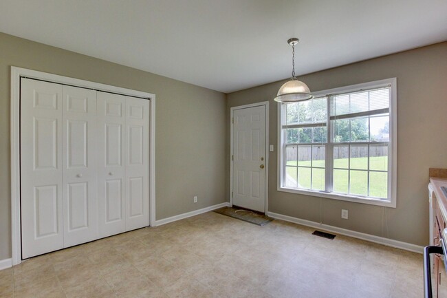 Building Photo - Hurry.  3 bed 2 bath 1 car under $1400