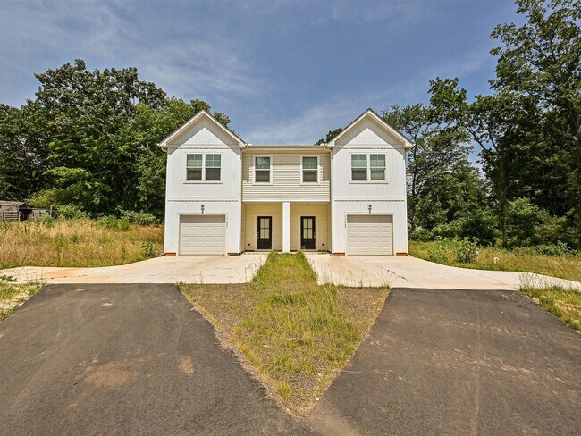 Building Photo - 1725 E Cloaninger Ave