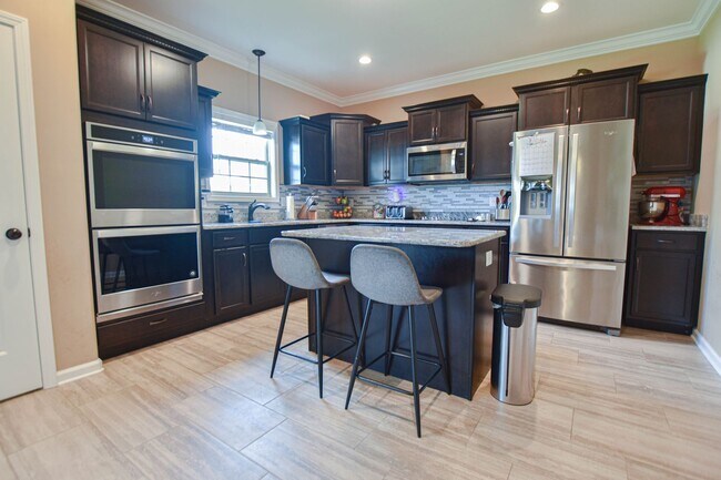 Building Photo - Pet Friendly Four Bedroom!