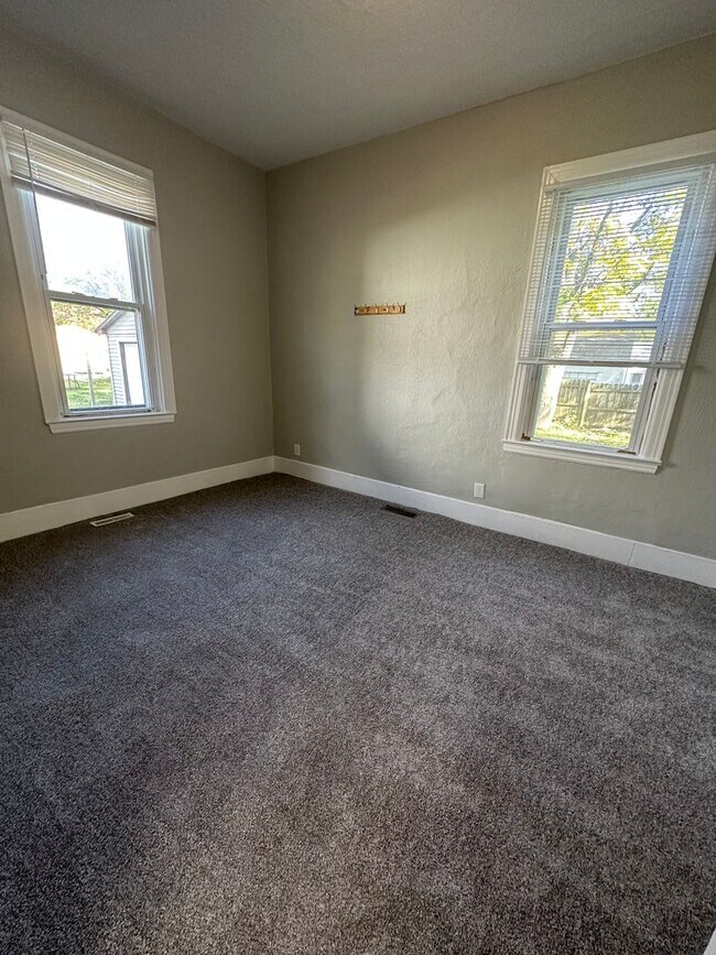 Building Photo - 3 Bedroom Single Family Home Available in August