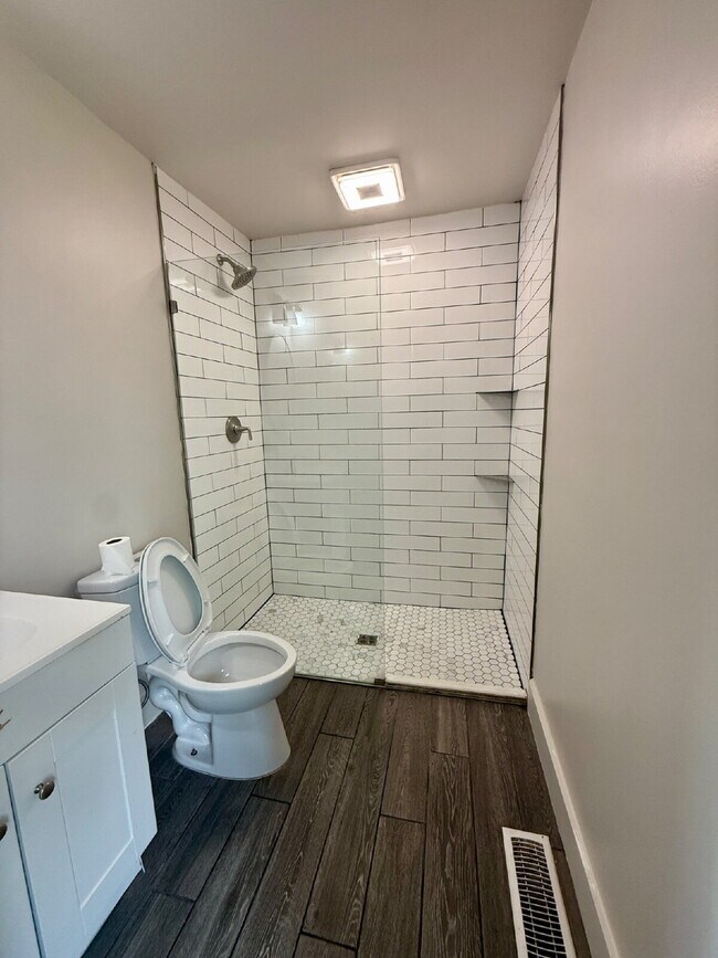 Building Photo - 3 Bedroom / 2 Bath House in Springfield