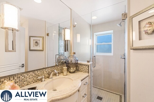 Building Photo - Stunning Beach House located on Newport Be...