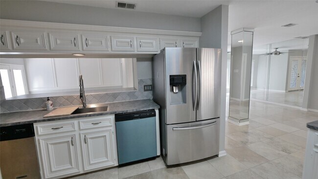 Building Photo - 8003 Oakwood Forest Dr
