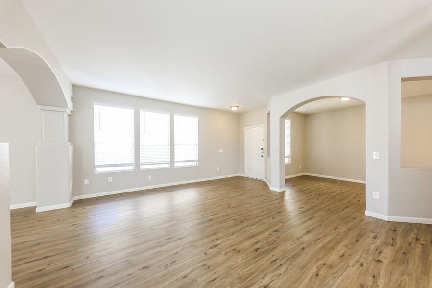 Building Photo - 13416 W Peck Dr
