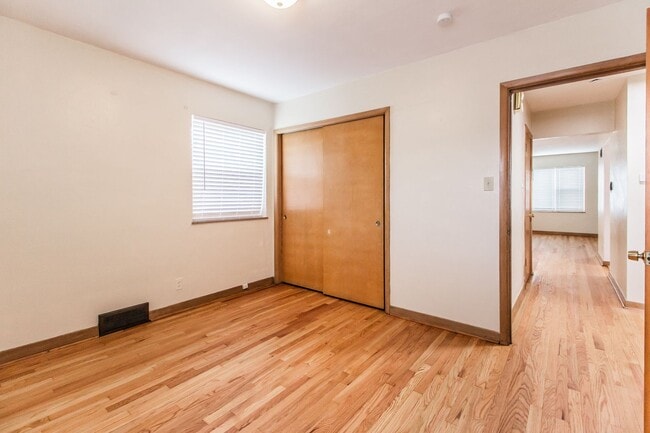 Building Photo - 5005 Winona Ave