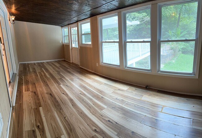 Building Photo - 5 Bedroom/4 Bath Home for lease on 1.5 Acr...
