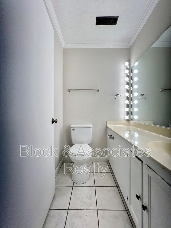 Building Photo - 207 Forest View Ct