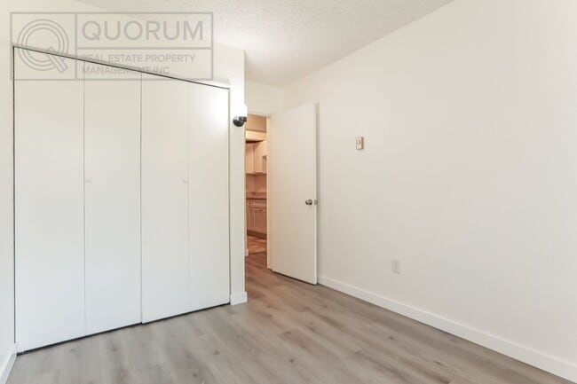 Building Photo - 3 Bed 2 Bathroom Edmonds Condo!
