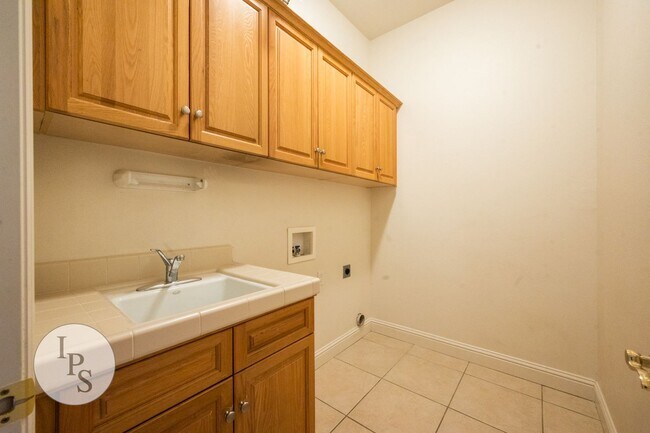 Building Photo - North Clovis Home, 3BR/2BA, Built 2005 - Lots of Amenities!