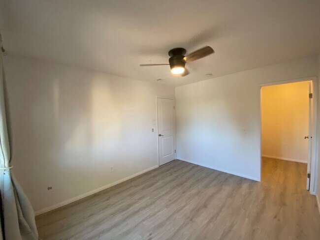 Building Photo - Completely Upgraded Townhome in Cute Neigh...