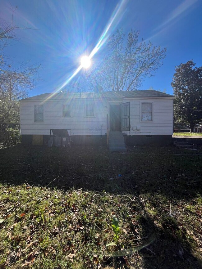 Building Photo - Beautiful House in quite neighborhood