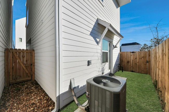 Building Photo - 3905 B Pinemont Dr