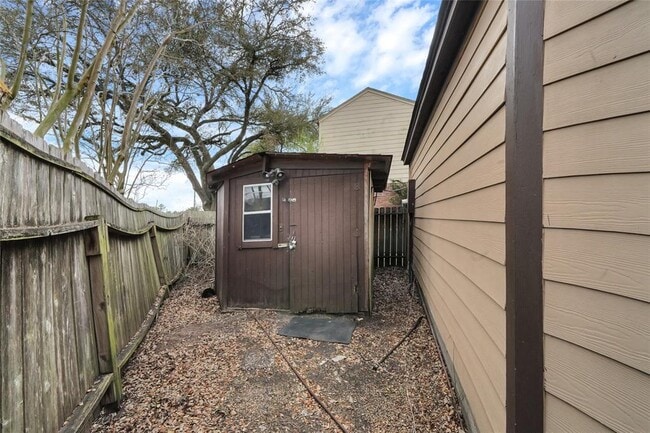 Building Photo - 803 Chateau Pl