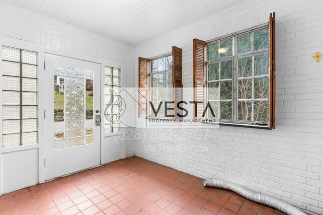 Building Photo - 68 Maple St