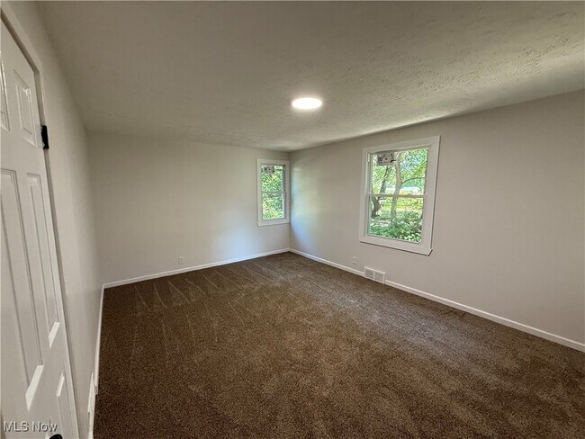 Building Photo - 833 Work Dr