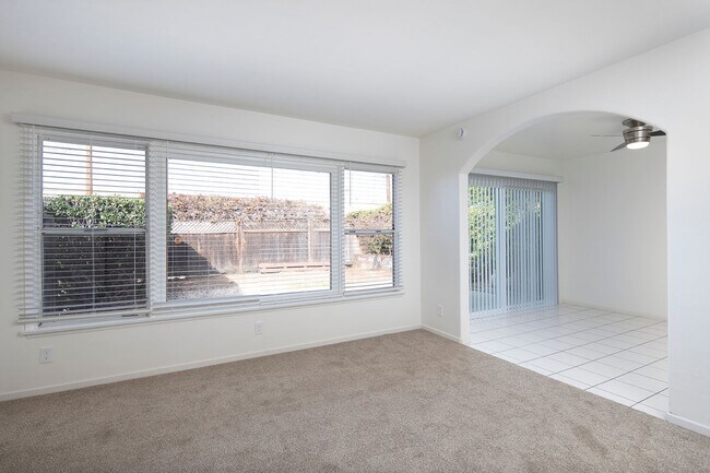 Building Photo - *OPEN HOUSE: 8/29 10AM-12PM*  3 BR House w...