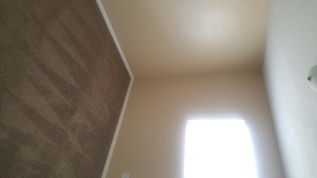 Building Photo - Nice 3 bedroom home ready for immediate move in.