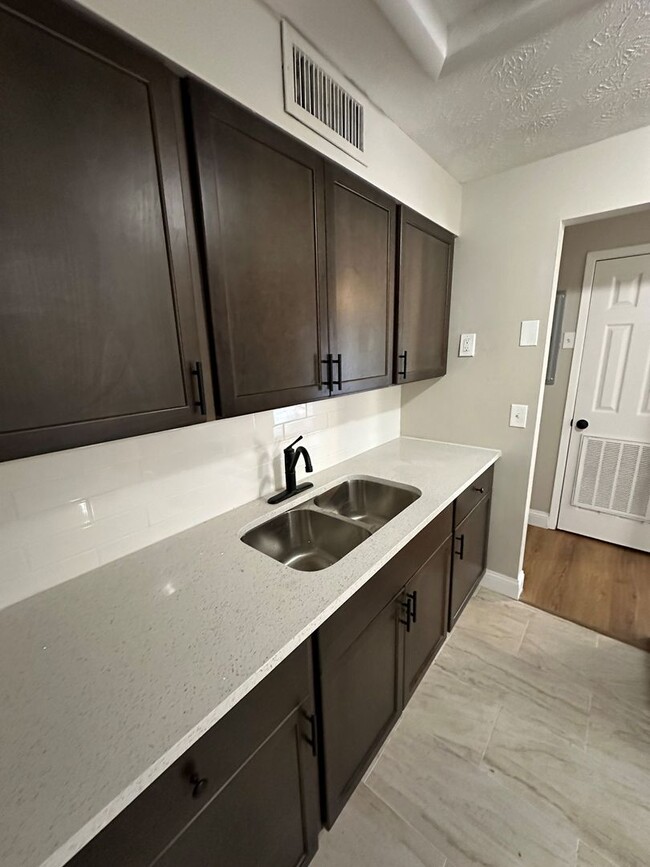 Building Photo - **4/2 BR Single Family home : Available Now