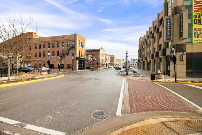 Building Photo - 6 E Downer Pl