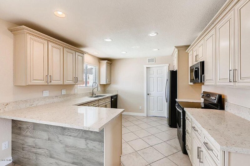 Building Photo - 814 W Villa Maria Dr