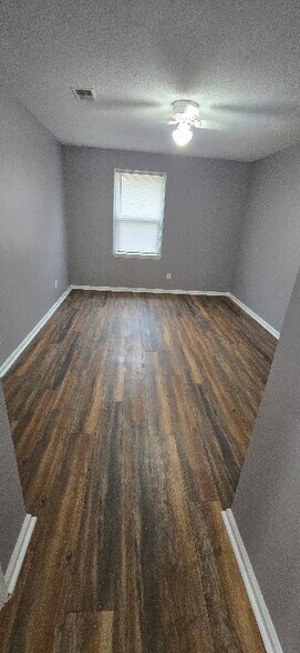 Building Photo - 13 Crescent Ln