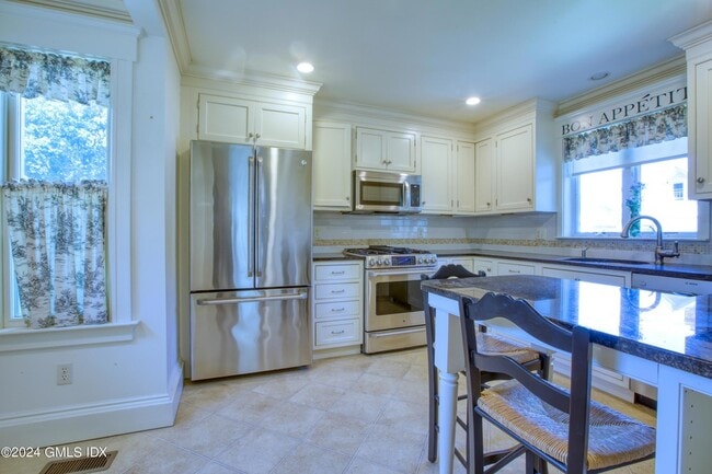 Building Photo - 27 Kirby St