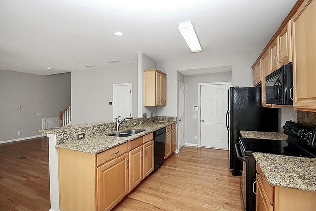 Building Photo - Beautifully Maintained 3BD/2.5BA 2 Story Townhome in Blakeney Preserve!