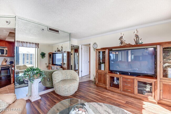 Building Photo - 1 Oceans W Blvd