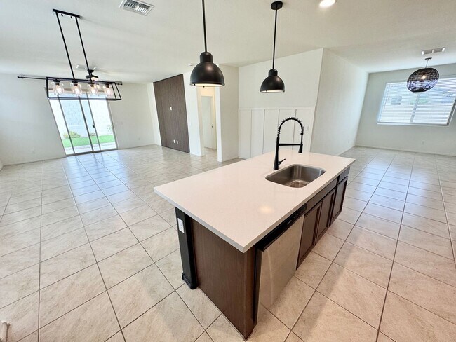 Building Photo - Beautiful 3 Bedroom 2 Bath Single Level Newer Built Home In Litchfield Park! Has Solar!