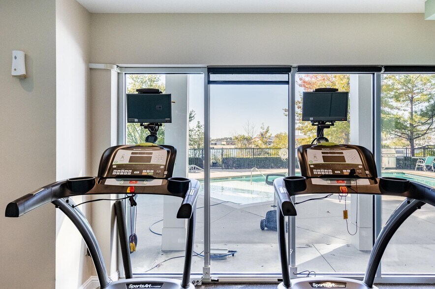 Building Photo - 4921 Pretty Lake Ave