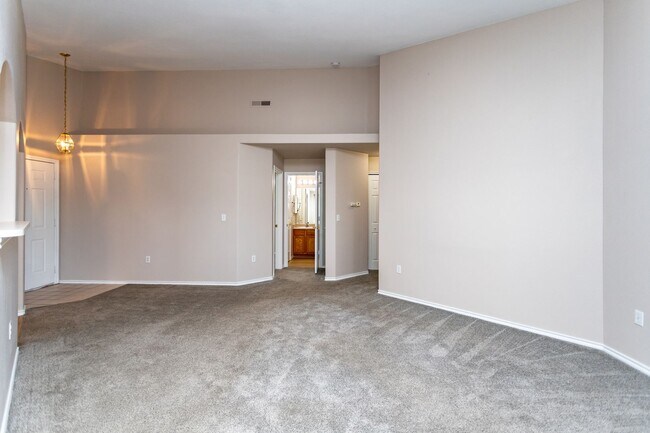 Building Photo - Delightful Condo in gated community!!