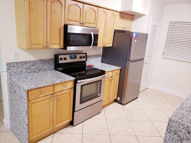 Building Photo - 1031 N 16th Ct