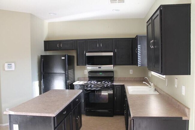 Building Photo - Beautiful 3 Bedroom, 2.5 Bath Home w/Open Floor Plan and Loft! Large Backyard with Fire Pit! Wash...
